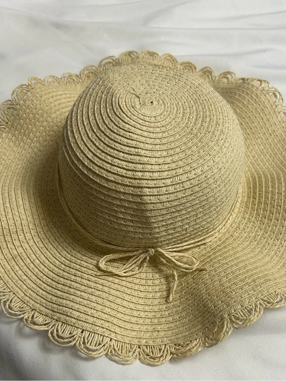 Old Navy Cream Wide-Brim Scalloped Straw Sun Hat